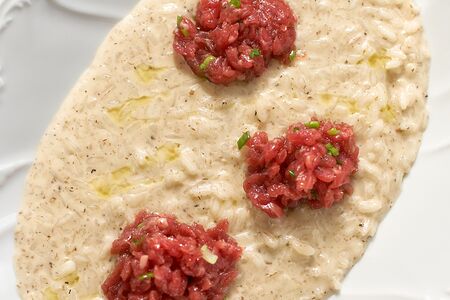 Трюфельное ризотто с тартаром из говядины