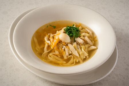 Куриный консоме с домашней пастой