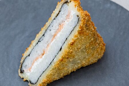 Онигири с лососем темпура