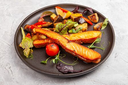 Стейк из семги с овощами