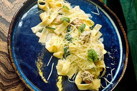 Фетучини с лососем и свежим шпинатом 