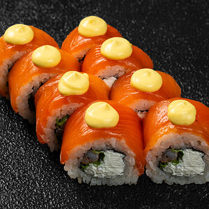 Императорский ролл с лососем, креветкой и соусом манго