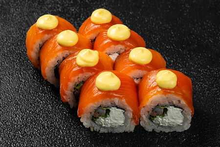 Императорский ролл с лососем, креветкой и соусом манго