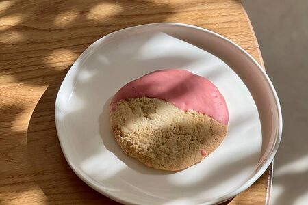 Фисташковое печенье с клубничным шоколадом