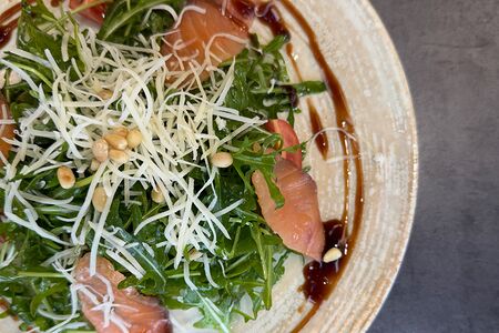 Салат с рукколой, семгой слабого соления и листьями салата