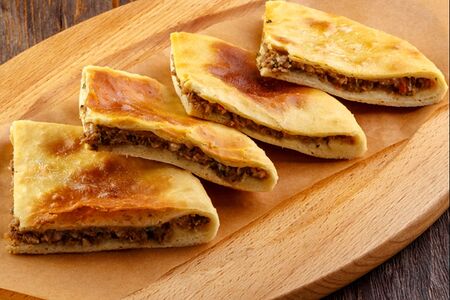 Кубдари из дрожжевого теста