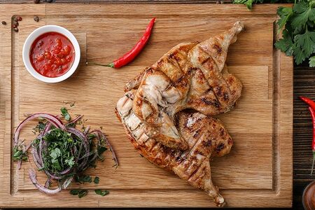 Цыпленок табака на сковороде с молодым картофелем