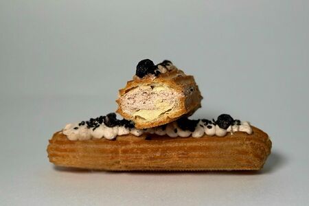 Эклер с паштетом из куриной печени 