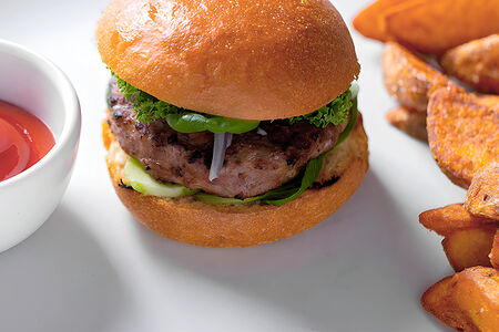 Чизбургер с говядиной и фри