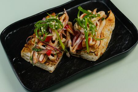 Греческая брускетта с кальмаром
