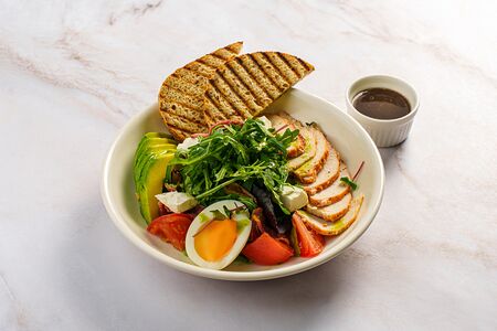 Салат с куриным филе, беконом и авокадо