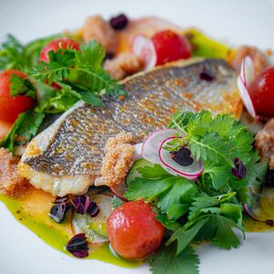 Дорадо на амарантовой подушке