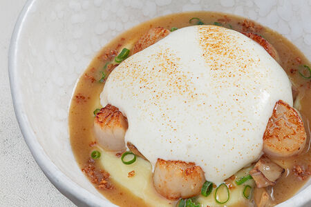 Сахалинский гребешок с картофельным кремом, белыми грибами и шалфеем