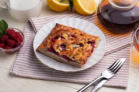 С малиной и сливочным сыром Половина пирога