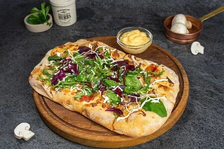 Пицца с ветчиной и грибами