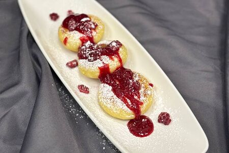 Сырники с клубничным конфитюром 