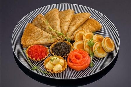 Ассорти блинов и мини-оладушек с двумя видами икры со слабосоленым лососем гравлакс