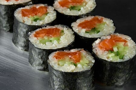 Маки Лосось и огурец 