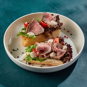 Брускетта с ростбифом