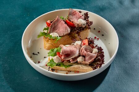 Брускетта с ростбифом