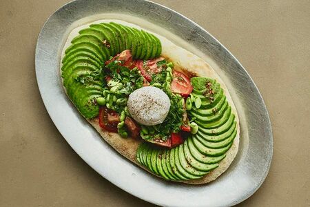 Фокачча с авокадо, эдамаме и томатами