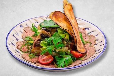 Салат с ростбифом, розовыми томатами, сельдереем и чипсами из баклажана