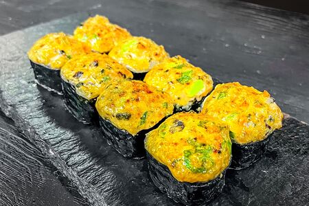 Острый ролл с мидиями, запеченный на гриле 