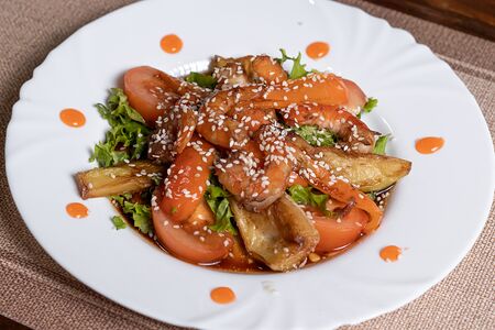 Теплый салат с креветками