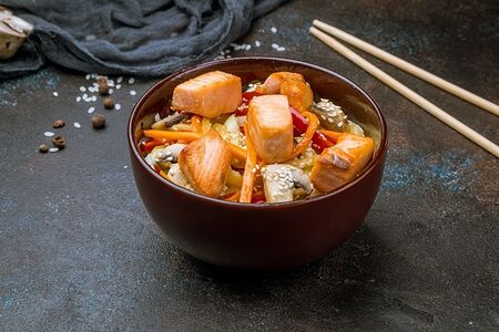 Вок с лососем