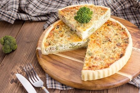 Киш с красной рыбой и брокколи