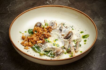 Язык в соусе из сливок и хрена