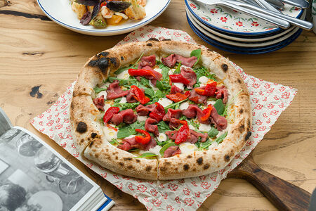 Пицца с ростбифом, печеным перцем под соусом тонато