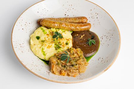 Колбаски Нюрнбергские с картофельным пюре и грибным соусом демиглас