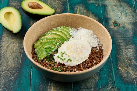 Гречка с пармезаном и яйцом пашот