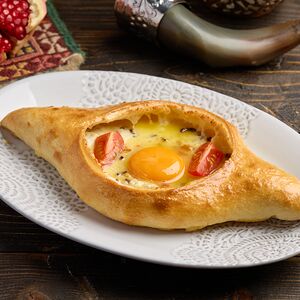 Хачапури по-аджарски с суджуком