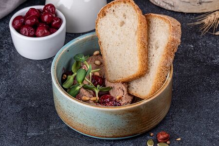 Паштет из гуся с вишнёвым конфи и ремесленным хлебом