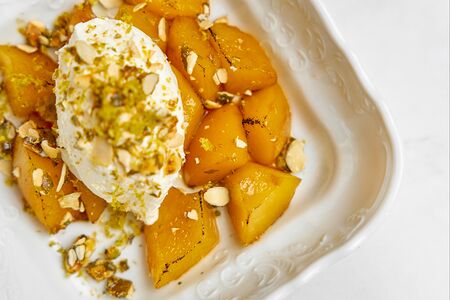 Карамелизированный персик со сливочным кремом