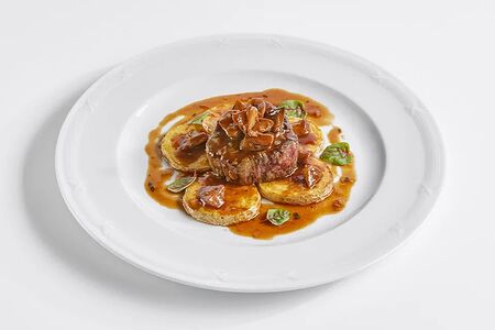 Говяжья вырезка с картофелем и белыми грибами