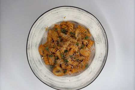 Фузилли с курицей и грибами