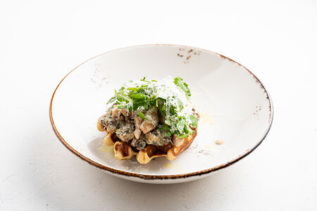 Бельгийская вафля с куриным филе и грибным жюльеном