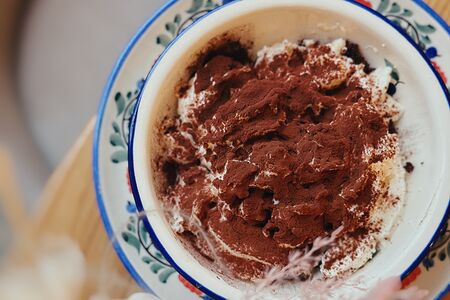 Шоколадный десерт с бобами тонка