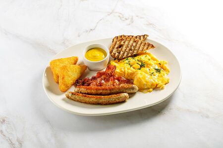 Омлет с колбасками из индейки и хашбрауном