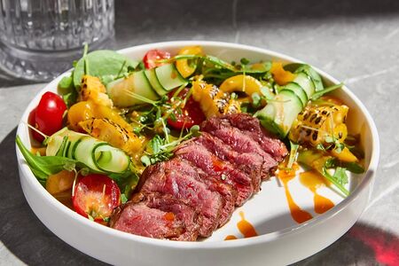 Салат с ростбифом, кукурузой гриль и рукколой