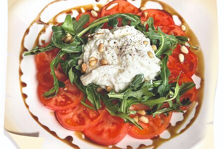 Салат со страчателлой, помидорами и руколой