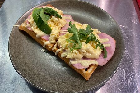 Вафля Скрэмбл с ветчиной 