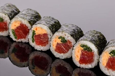 Ролл из тунца блюфин с луком-сибулетом и соусом спайси