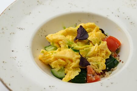 Скрембл с киноа и овощами