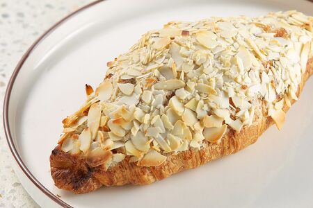 Круассан с миндальным кремом