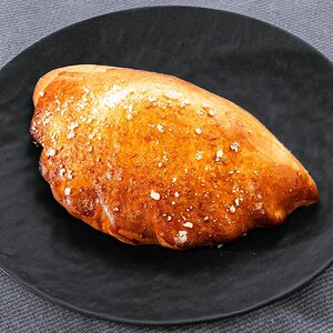 Пирожок с творогом и малиной