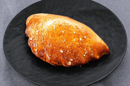 Пирожок с творогом и малиной